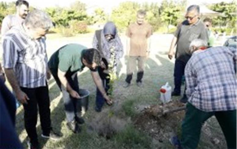 کاشت نهال به یاد شهدای جنگ رمضان